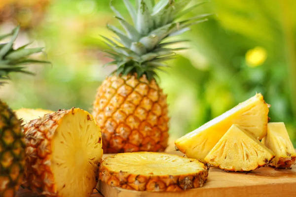 Dứa còn cung cấp vitamin C – loại vitamin không chỉ cải thiện khả năng miễn dịch mà còn có thể giúp cơ thể bạn hình thành collagen. Collagen là một loại protein chịu trách nhiệm về sức khỏe và độ đàn hồi của da, khớp và cơ bắp. (Ảnh: Shutterstock)