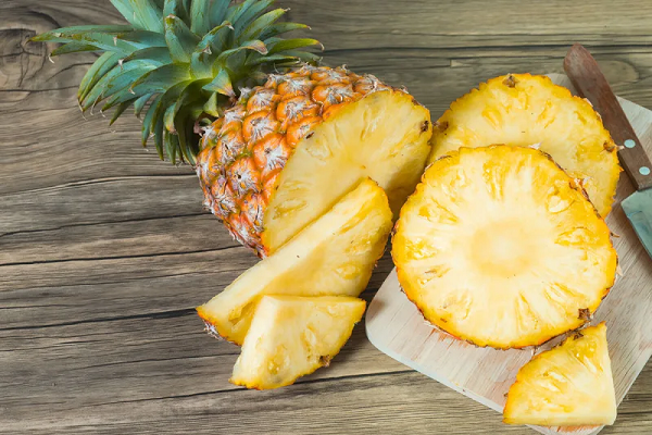 Đáng chú ý, một nghiên cứu ở người và động vật cho thấy việc bôi enzym bromelain của dứa có thể hữu ích trong việc hỗ trợ quá trình chữa lành da bị bỏng. (Ảnh: Shutterstock)