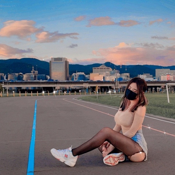 Hotgirl Janie Lin (Đài Loan) là cái tên không mấy xa lạ với những người dùng mạng xã hội. Cô nàng hoạt động với vai trò họa sĩ vẽ tranh minh họa (nickname Nê Nê Học Tỷ). (Ảnh: IGNV)