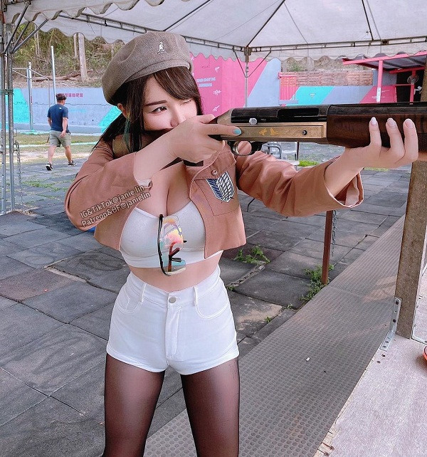 Mọi người quá quen với những hình ảnh nóng bỏng. Ăn mặc sexy như trên là cô đã tiết chế sao cho phù hợp với môn thể thao mình muốn thử sức.
