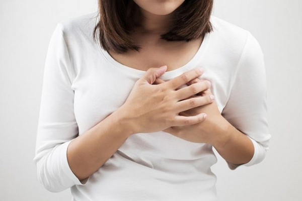 Đáng lưu ý, ngực là vị trí cực nhạy cảm. Massage không đúng kỹ thuật, kiểm soát lực không tốt sẽ làm tổn thương các mô vú, khiến tình trạng ngày càng nặng hơn. Để giải quyết triệt để, bạn gái nên đến viện chuyên khoa để khám càng sớm càng tốt.