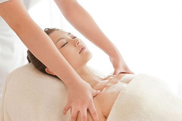 Tác dụng của xoa bóp là điều dễ thấy. Tuy nhiên, có những vị trí cực nhạy cảm, phụ nữ nên tránh để người khác động chạm như vùng nhũ hoa. Thực tế, ngày càng có sự gia tăng các bệnh về ngực. Nhiều người khi phát hiện sự xuất hiện của các nốt sần, chai cứng sẽ đến các tiệm massage để xoa bóp, muốn thông tuyến vú.