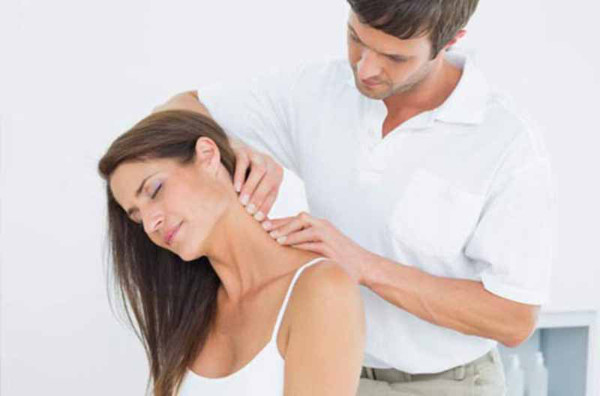 Tăng cường sức khỏe. Theo y học cổ truyền, xoa bóp thông qua tác động vào các huyệt, kinh lạc (kinh cân) có thể đuổi được ngoại tà, điều hòa được dinh vệ, thông kinh hoạt lạc và điều hòa chức năng tạng phủ. Nhờ vậy, sức khỏe được tăng cường.