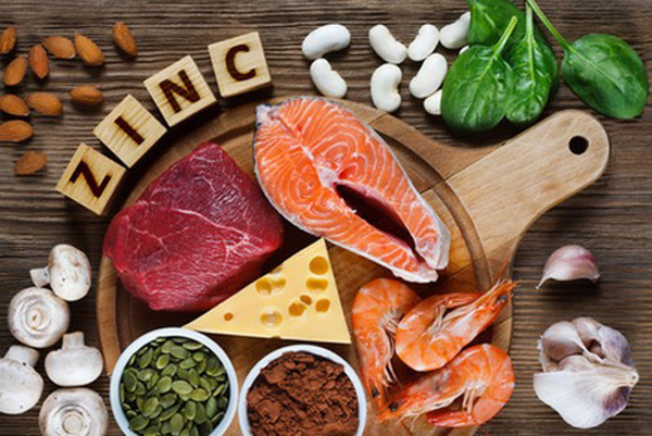 Kẽm. Kẽm đóng vai trò quan trọng trong việc duy trì tính toàn vẹn của tế bào, tăng sinh tế bào, điều hòa gen, chuyển hóa axit nucleic và chức năng miễn dịch.