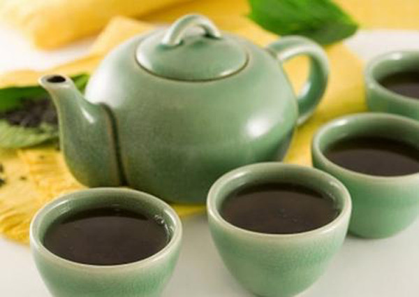 Các ion canxi và ion bicacbonat trong nước là yếu tố chính gây hình thành váng trà. Tuy nhiên, nếu thiếu một loại ion còn lại thì váng trà không thể xuất hiện. Điều này giải thích vì sao khi pha bằng nước cất trong phòng thí nghiệm, trà không bao giờ nổi váng.
