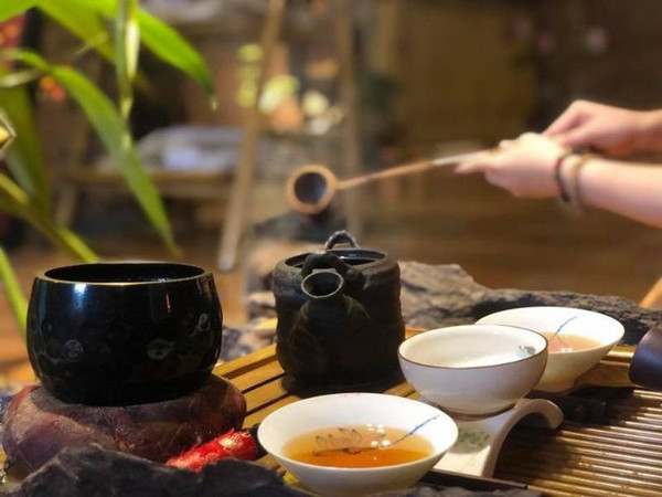 Để tránh trà nổi váng không đẹp mắt, bạn nên pha trà, thưởng thức trà ngay khi còn nóng ấm, tránh đợi đến khi nguội mới uống.