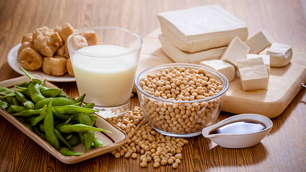 Không chỉ giàu canxi, đậu nành còn chứa nhiều protein thực vật. Nó còn là nguồn thực phẩm có giá bình dân, phù hợp với túi tiền của nhiều người