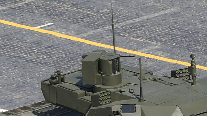 6. Hệ thống phòng vệ chủ động Afganit đầy tham vọng của T-14 sử dụng một loại radar để phát hiện các đầu đạn đang bay tới xe tăng, và tự động đánh chặn chúng. Trong khi các thông số chính xác về hệ thống này chưa được tiết lộ rõ, nhưng các nguồn tin Nga cho biết, nó có thể vô hiệu hóa cả các tên lửa được phóng từ một trực thăng Apache của Mỹ. Còn các chuyên gia Quân đội Mỹ lại cho rằng hệ thống phòng thủ này sẽ chống lại hầu hết các lựu đạn và đạn xuyên thép đầu nhọn.