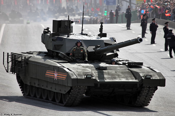3. T-14 Armata có tháp pháo không cần người điều khiển và tự động hoàn toàn. Có lẽ đây là điểm cách mạng nhất về công nghệ được các nhà thiết kế xe tăng đưa ra. Về lý thuyết, tính năng này có thể cho phép việc bảo vệ tốt hơn đối với kíp chiến đấu, vì họ chỉ cần ở vị trí ở bên trong xe tăng. Mặc dù sự đổi mới này có thể khiến cho nó có thể phải trả giá trong việc nhận thức tình huống.