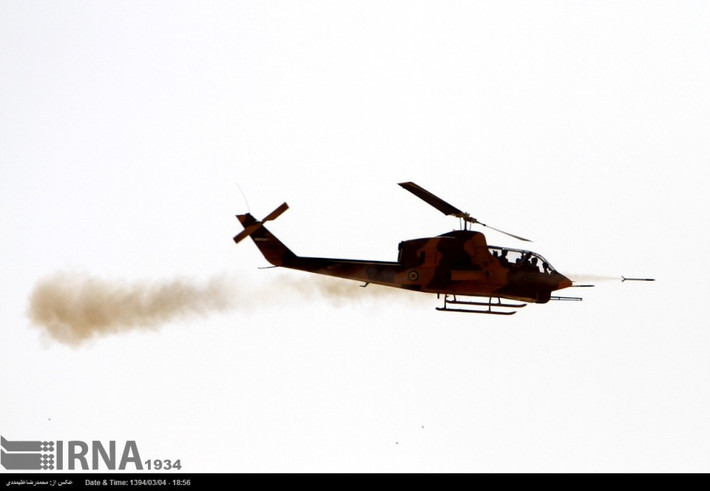 Chiếc trực năng AH-1 của Quân đội Iran phóng rocket xối xả về phía mục tiêu.