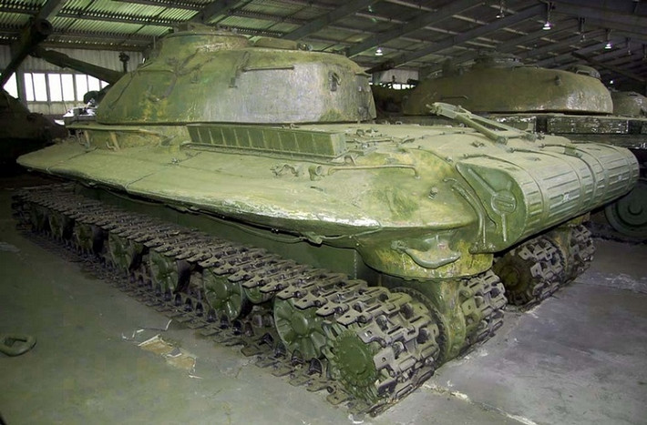 Siêu tăng Object 279 có tầm hoạt động khoảng 300km với tốc độ di chuyển tối đa là 55km/h và kíp chiến đấu 4 người gồm chỉ huy, lái xe, xạ thủ và pháo thủ nạp đạn.