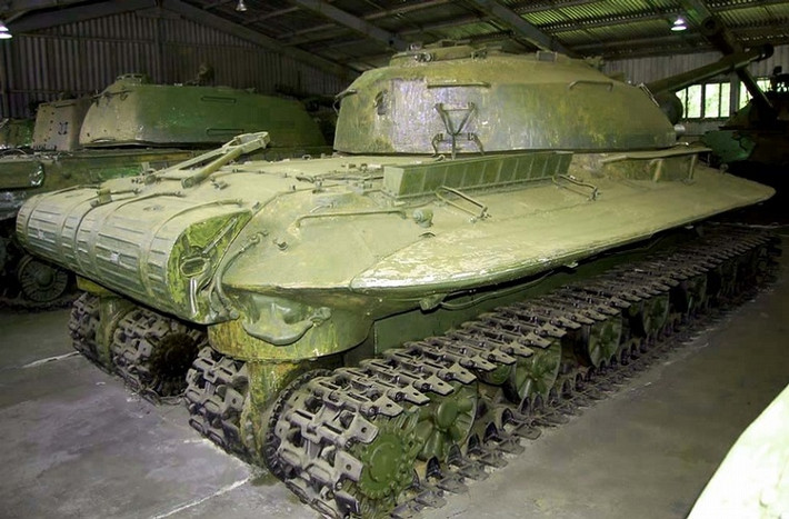 Ngoài động cơ 2DG-8M, Object 279 còn được trang bị một mẫu động cơ diesel khác DG-1000 có công suất 950 mã lực. Dù nặng 60 tấn nhưng Object 279 vẫn có thể di chuyển dễ dàng ở các vùng băng tuyết hay đầm lầy. Tuy nhiên, nó lại thiếu khả năng cơ động và khó bảo trì sửa chữa khi xảy ra hỏng hóc.