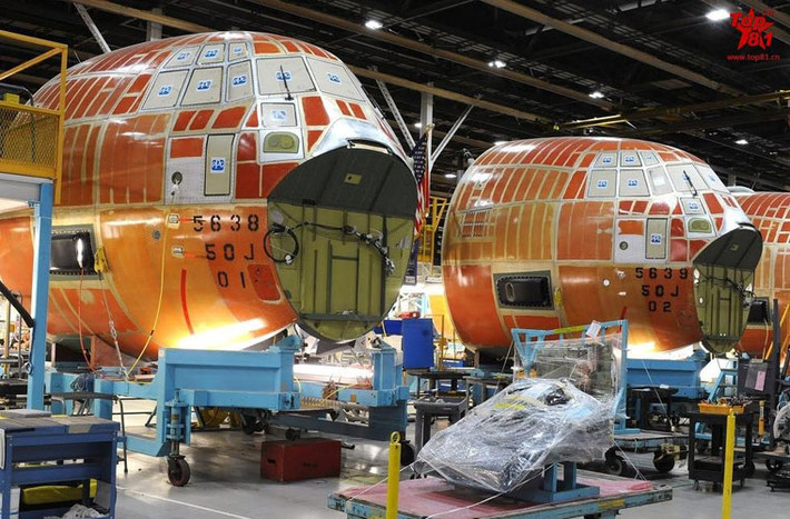 Buồng lái của máy bay C-130J sử dụng buồng lái kính, có khả năng quan sát toàn cảnh.