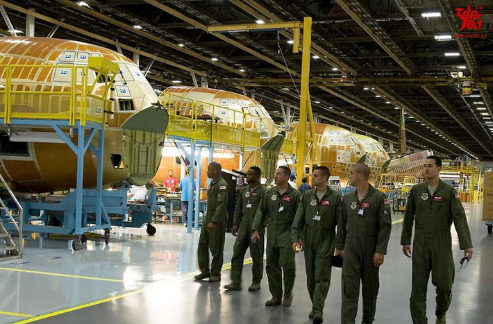 Các nhân viên làm việc trong dây truyền lắp ráp máy bay C-130J của công ty Lockheed Martin.