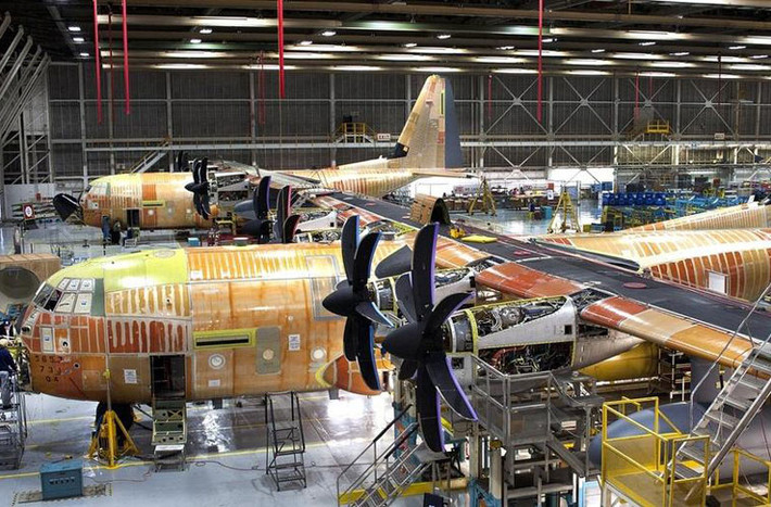 Điều khiển động cơ của máy bay vận tải C-130J là bộ điều khiển số toàn quyền cho động cơ (FADEC), có thể thích ứng bay hoàn toàn tự động trong mỗi giai đoạn, tự động điều tiết nhiên liệu, giảm thiểu công việc cho phi công và nâng cao độ an toàn.