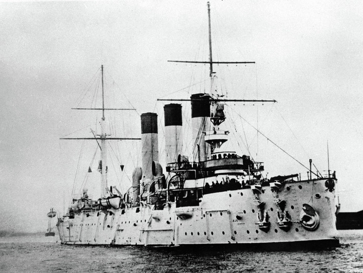 Con tàu được hạ thủy tại cảng sông Neva vào ngày 11/5/1900 trước khi được Nga Hoàng Nicolas II để mắt tới.