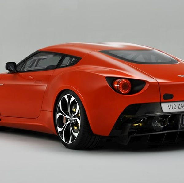 3. Aston Martin V12 Zagato: Chiếc xe ra đời nhân kỷ niệm 50 năm sự hợp tác giữa Aston Martin với nhà thiết kế và tư vấn kỹ thuật người Ý Zagato. Chiếc xe sở hữu động cơ V12 6 lít 510 mã lực, mô men xoắn cực đại 570Nm.