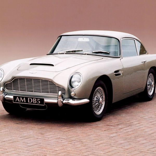 2. Aston Martin DB5: Dù chỉ sở hữu động cơ 6 xilanh 4,0 lít 282 mã lực, nhưng chiếc xe này nổi tiếng vì gắn với hình ảnh điệp viên huyền thoại James Bond trong các phim Ngón Tay Vàng, Sòng Bạc Hoàng Gia...