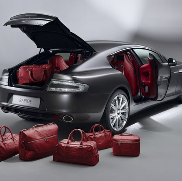 7. Aston Martin Rapide: Được thiết đế để thu hút những khách hàng của hãng trở lại, Rapide đơn giản là một trong những dòng xe bốn cửa quyến rũ nhất trong thế giới ô tô.
