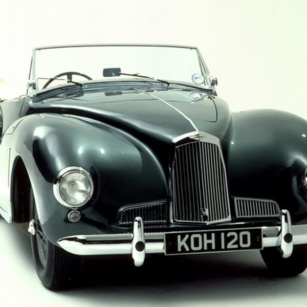 9. Aston martin DB1: Chiếc xe này được sản xuất lần đầu năm 1948 dưới tên DB2. Dù chỉ có công suất khiêm tốn 90 mã lực, đây là một trong những dòng xe giá trị nhất hiện tại vì độ hiếm của nó.
