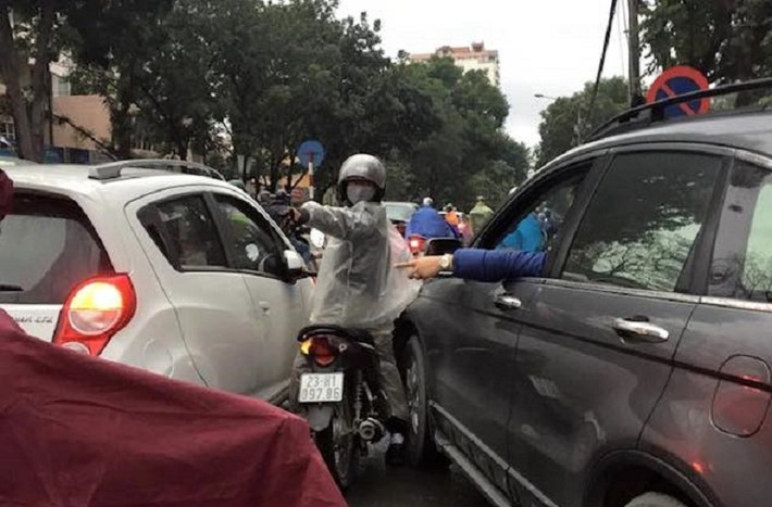 Tình huống kẹp chả vì chen, một nét văn hoá của giao thông Việt.