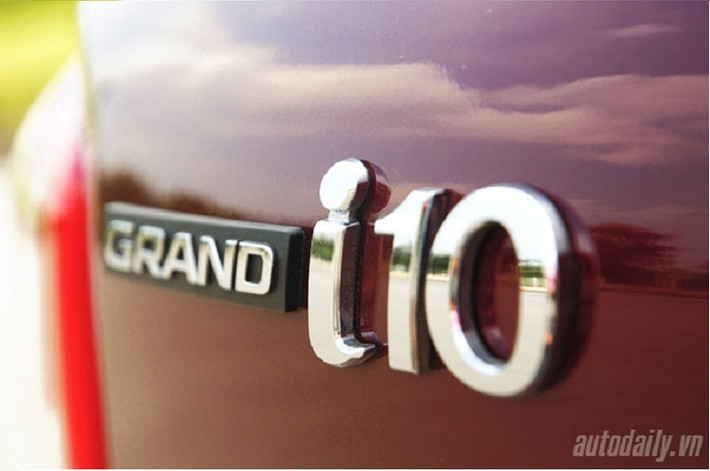 ...Grand i10 MT sử động cơ 1.0L, công suất 66 mã lực tại 5.500 vòng/phút, mô-men xoắn 91,2 Nm đi kèm hộp số sàn 5 cấp.