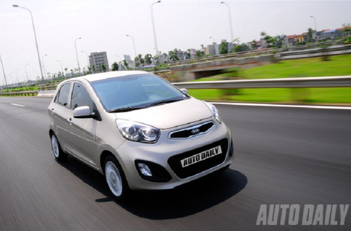 ...KIA Morning 2014 có đến 8 gam màu ngoại thất (đỏ, cam, vàng, xám, trắng, bạc, đen, xanh lá, xanh da trời), có thể đáp ứng mọi sở thích về màu sắc của khách hàng.