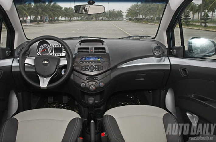 ...Chevrolet Spark 1.0 được trang bị nhiều tiện nghi ít thấy trên một chiếc xe giá rẻ như vôlăng bọc da tích hợp nút bấm điều khiển âm thanh, dàn CD/AM/FM, cổng hỗ trợ kết nối USB/AUX, phanh ABS...