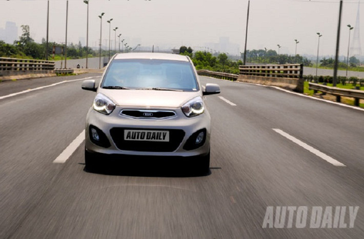 ...Về động cơ, Kia Morning 2014 sử dụng động cơ I4 DOHC 1.25L phun xăng đa điểm kết hợp với hệ dẫn động cầu trước, kết hợp với hộp số tự động 4 cấp, tốc độ tối đa 169km/h, tiết kiệm nhiên liệu...