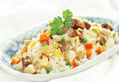 Cơm chiên nấm kim chi. Mẹ có thể tận dụng cơm nguội từ đêm trước, chiên với nấm kim châm, thế là thành một món ăn sáng ngon lành cho cả bé và cả nhà ngon miệng, đủ chất mà chỉ cần đến 15 phút.