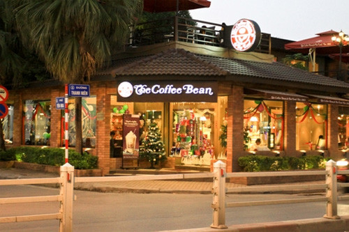Cà phê 2 "Tây". Ngay từ ngày đầu khai trương tại đường Thanh Niên, Hà Nội, quán cà phê Coffee Bean & Tea Leaf đã thu hút được sự chú ý của nhiều bạn trẻ. Quán nằm trên đường Thanh Niên thơ mộng bởi vậy khách đến đây vừa có thể vừa phóng tầm mắt ngắm nhìn hồ Tây lặng sóng, vừa thưởng thức vị cà phê đặc trưng của Mỹ. Ảnh: vtc