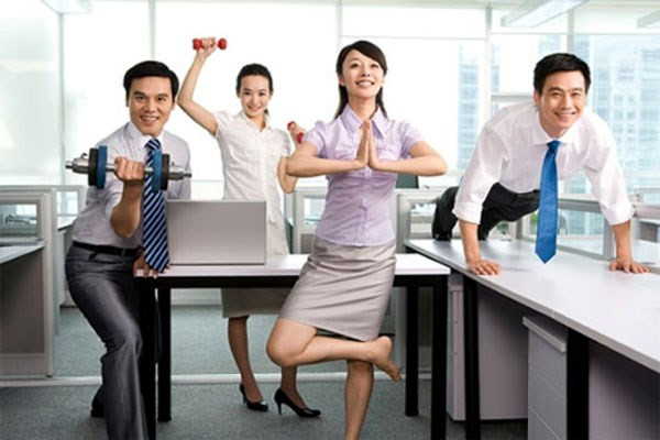 Đứng lên nhiều hơn. Một số lượng ngày càng tăng của nghiên cứu cho thấy, thời gian bạn ngồi nhiều sẽ kéo theo hàng loạt rủi ro về sức khỏe như béo phì, tim mạch và tiểu đường. Đó là lý do một số người gọi “bệnh ngồi” ám chỉ, thói quen xấu này gây ảnh hưởng đáng sợ đến sức khỏe như thế nào.
