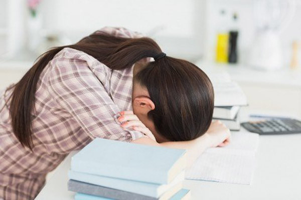 Duy trì giấc ngủ kéo dài 7-8 giờ một đêm. Phụ nữ, đặc biệt là các bà mẹ, hiển nhiên là luôn ngủ không đủ và thiếu ngủ là 1 trong những nguyên nhân đầu tiên khiến phụ nữ không nhận thấy những điểm mạnh của mình.