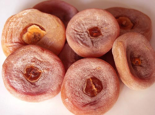 Hiện nay Đà Lạt có trên 30 loại khác nhau với đủ trạng thái sấy khô, sấy dẻo, dòn, chua, cay... Đến đây, thực khách như lạc vào "mê cung" của xứ sở các loại mứt như: màu xanh non của trái đào sữa, màu vàng như mật của mứt khoai lang, màu đỏ tươi của mứt hoa hồng, mứt dâu tây…Ảnh: tiin