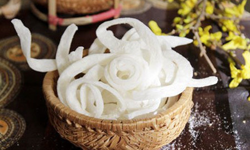 Mứt dừa non Bến Tre. Nhắc đến mứt chắc chắn không thể không nhắc đến những mẻ mứt dừa mềm, béo ngậy thơm phức ở Bến Tre. Dừa chọn làm mứt là những quả dừa quả to, non vừa, tránh những quả quá khô mứt cứng làm giảm vị thơm ngon của mứt. Ảnh: matonghungyen
