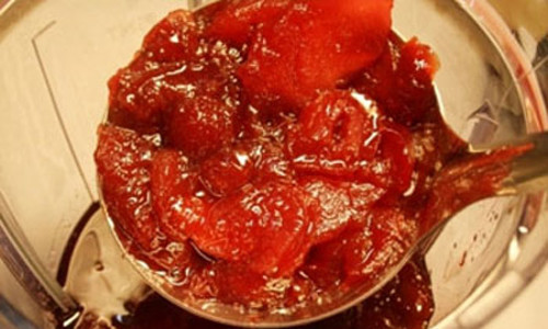 Để mận vừa dai vừa mềm và không bị chát thì cứ 5kg mận ngâm 1 lạng vôi và nước lã trong 3 ngày. Khi nấu, đun nhỏ lửa, đảo đều tay cho đường ngấm đều. Mứt mận của Bắc Kạn có thể để được từ năm này qua năm khác mà không sợ bị mốc hay chảy nước, ăn vẫn cảm nhận được hương vị của nó. Ảnh: phununet