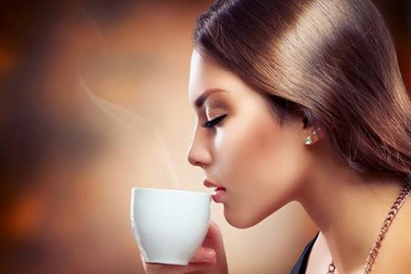 Không chỉ thể dục, nghiên cứu còn cho thấy, lựa chọn chế độ dinh dưỡng cũng có thể làm tăng hoặc giảm nguy cơ mắc bệnh ung thư tử cung. Hãy uống 1 tách cà phê mỗi ngày, ung thư sẽ giảm 7%. Do chất chống oxy hóa trong cà phê có thể ngăn chặn thiệt hại DNA, cải thiện độ nhạy insulin và ức chế hấp thu glucose ở ruột, tất cả đều có thể làm giảm nguy cơ.