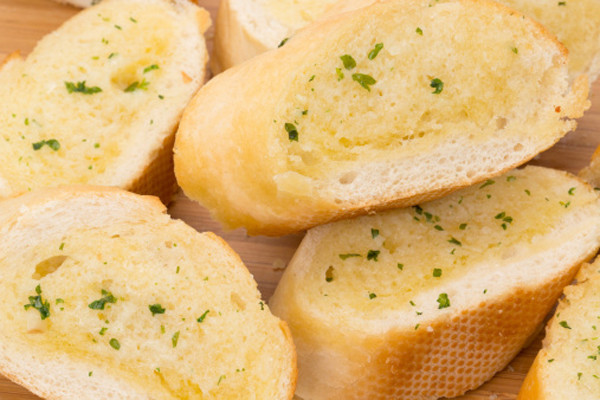 Bánh mì bơ tỏi. Món này làm cực nhanh. Mẹ xắt bánh mì thành lát và phết hỗn hợp bơ, tỏi, rau mùi lên hai mặt bánh. Cho vào lò nướng khoảng 10 phút cho đến khi hai mặt vàng giòn. Nếu bé thích ăn mềm thì mẹ cho vào giấy bạc để nướng. Món này chấm các loại nước sốt thì rất ngon.