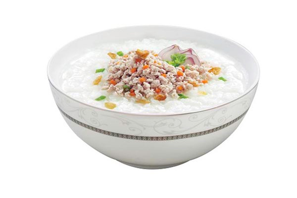 Cháo thịt băm. Món cháo dễ ăn và rất dễ nấu. Để tiết kiệm thời gian, mẹ cắm cháo từ đêm trước thì sáng sớm mai chỉ mất 10 -15 phút là con đã ăn được. Món này mẹ cũng có thể cho vào những loại rau củ con thích như khoai tây, cà rốt, bí đỏ …