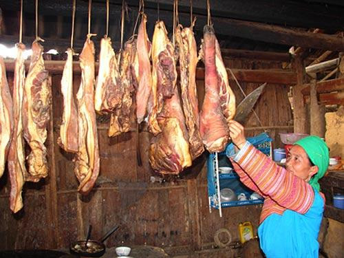 Hàng ngày nấu ăn, khói bếp và hơi nóng làm khô thịt. Thịt đã khô càng để lâu càng ngon. Khi ăn người ta xé nhỏ dọc theo thớ, có thể ăn ngay hoặc nướng uống rượu, hoặc nấu với sắn, gạo, bắp, các loại rau rừng như cải tàu bay, búp chuối…Ảnh: amthuc365