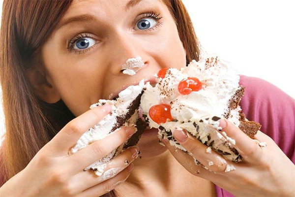 Hãy thử thay bằng những loại trái cây có đường khi đang khát kẹo. Hoặc chịu khó chọn những thực phẩm nhiều chất xơ như ngũ cốc nguyên hạt, họ đậu để giữ lượng đường trong máu ở mức ổn định.