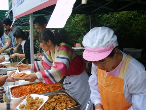 Lễ hội bánh gạo, Hàn Quốc. Vào tháng 5, Viện thực phẩm Hàn Quốc tổ chức hội chợ bánh gạo quốc tế tại thủ đô Seoul. Tại đây, người tham dự có thể học làm bánh hoặc nhấm nháp chút rượu gạo và thưởng thức những chiếc bánh gạo ngon lành. Ảnh: giadinhonline