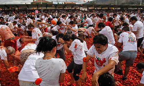 Lễ hội cà chua, Tây Ban Nha. Lễ hội ném hoa quả lớn nhất Châu u này được tổ chức vào ngày thứ Tư cuối cùng trong tháng 8 ở thị trấn Bunol, Valencia, Tây Ban Nha. Rất nhiều chương trình âm nhạc, diễu hành, nhảy múa, và bắn pháo hoa diễn ra trong một tuần lễ hội. Ảnh: zing