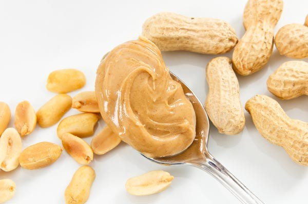 Bơ lạc. Theo nghiên cứu gần đây, bơ đậu phộng rất tốt cho trẻ vì chứa nhiều vitamin E, A, axit folic, đồng và kẽm . Tất cả loại vitamin và khoáng chất này nên có trong chế độ ăn của trẻ. Bơ đậu phộng được đánh giá là bữa sáng lý tưởng cho bé.