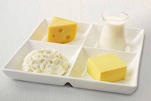 Phô mai được ăn kèm trong các bữa ăn nhẹ, thường ăn kèm với bánh mỳ và bánh quy giòn. Mẹ cũng có thể thử rắc phô mát lên trên đĩa rau để làm bữa ăn của bé đầy màu sắc hơn. Một lượng phô mai khoảng 30g chứa khoảng đến 7g protein và 0.2 mg sắt.