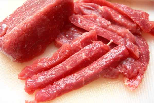 Hai chất dinh dưỡng quan trọng nhất trong thịt là protein và sắt. Hai chất này giúp cơ thể của bé phát triển mạnh mẹ hơn. Nếu bé tỏ ra chán ăn thịt, mẹ có thể bổ sung các loại thực phẩm khác giàu hai loại chất dinh dưỡng này.