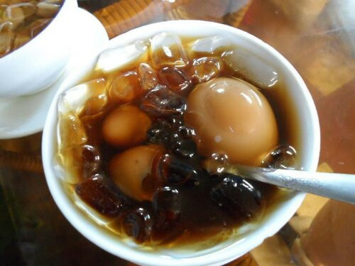 Hột gà trà (chè hột gà) là món ăn tráng miệng rất phổ biến của người Hoa. Món này có đủ các vị đắng - ngọt - chát - thơm. Giá bán từ 10.000 - 15.000 đồng/chén. Ảnh: webtretho.