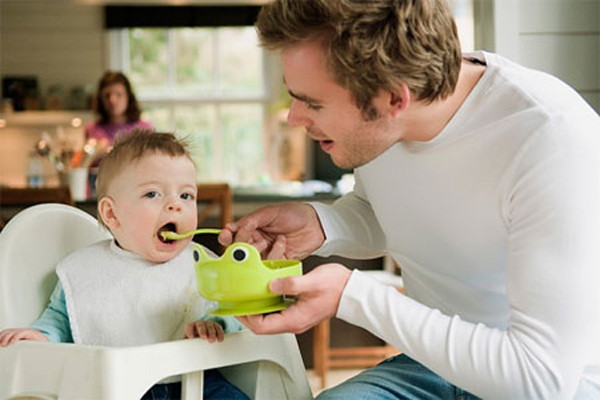Ngay từ bé được tròn 7 tháng, mẹ đã có thể bắt đầu cho con làm quen với cá. Những loại cá ngon, không tanh, nhiều chất và lành nhất chị em thường mua để cho con bao gồm: cá trắm, cá quả hay cá hồi.