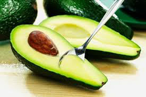 Quả bơ. Vitamin B tổng hợp trong trái bơ có tác dụng tăng cường trí nhớ vì thế đây là một nguồn dinh dưỡng hoàn hảo, khổng lồ cho sự phát triễn trí não của trẻ. Không chỉ chứa hàm lượng chất xơ, vitamin, sắt, kali và các khoáng chất cần thiết khác cho sự phát triển lành mạnh của trẻ mà bơ còn là loại quả hợp khẩu vị với đa phần các bé.