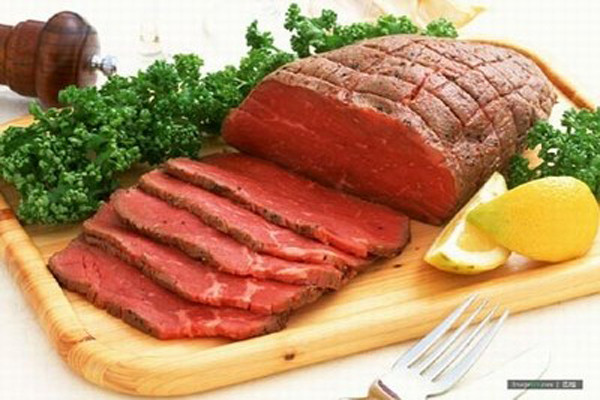 Thịt đỏ, chủ yếu là thịt bò, chứa nhiều chất dinh dưỡng có lợi cho sức khoẻ. Thịt đỏ cung cấp khoảng 39% nhu cầu chất kẽm, thành phần quan trọng của hệ miễn dịch. Trẻ em thường có nguy cơ thiếu kẽm cao nhất vì vậy mẹ nên bổ sung loại thịt này cho con để phục hồi tế bào máu và tiếp oxy cho tất cả các tế bào trong cơ thể.